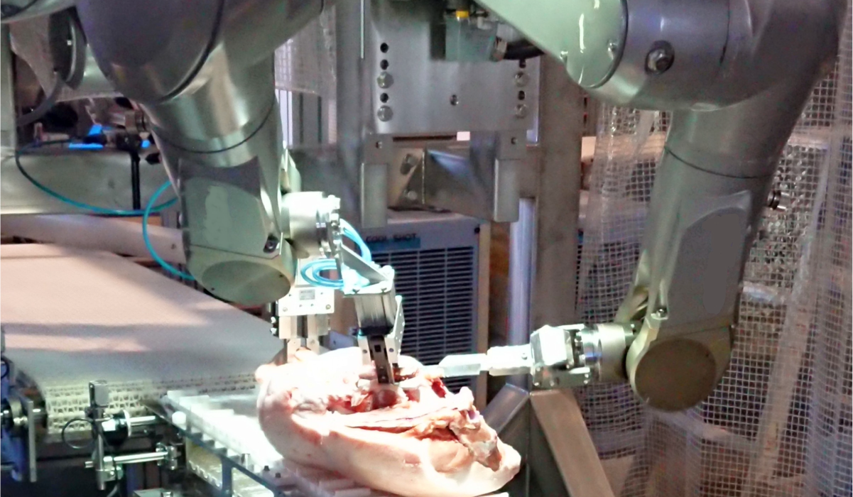 食肉加工ロボットがカットをしているところ